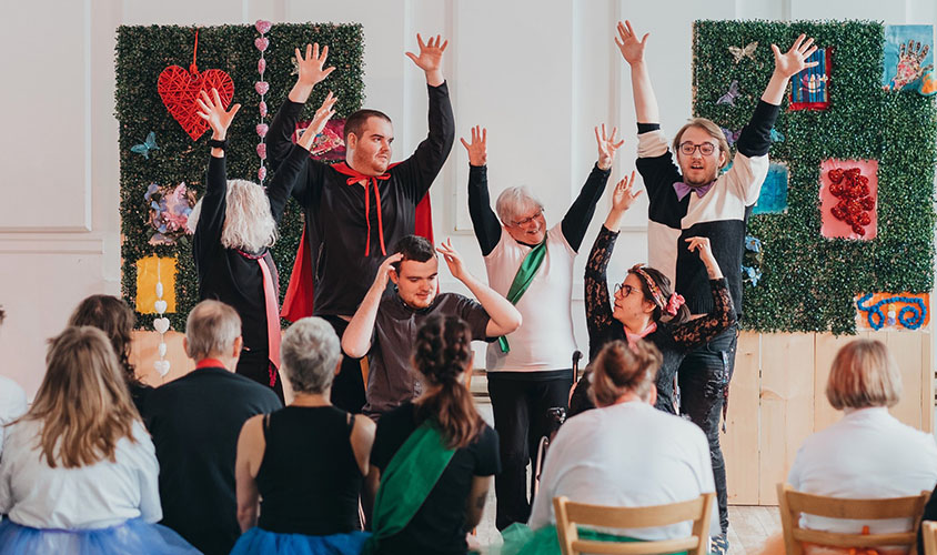 Image de personnes participant à un cours d'improvisation théâtrale dans le cadre du projet Spirit à Fredericton, au Nouveau-Brunswick.